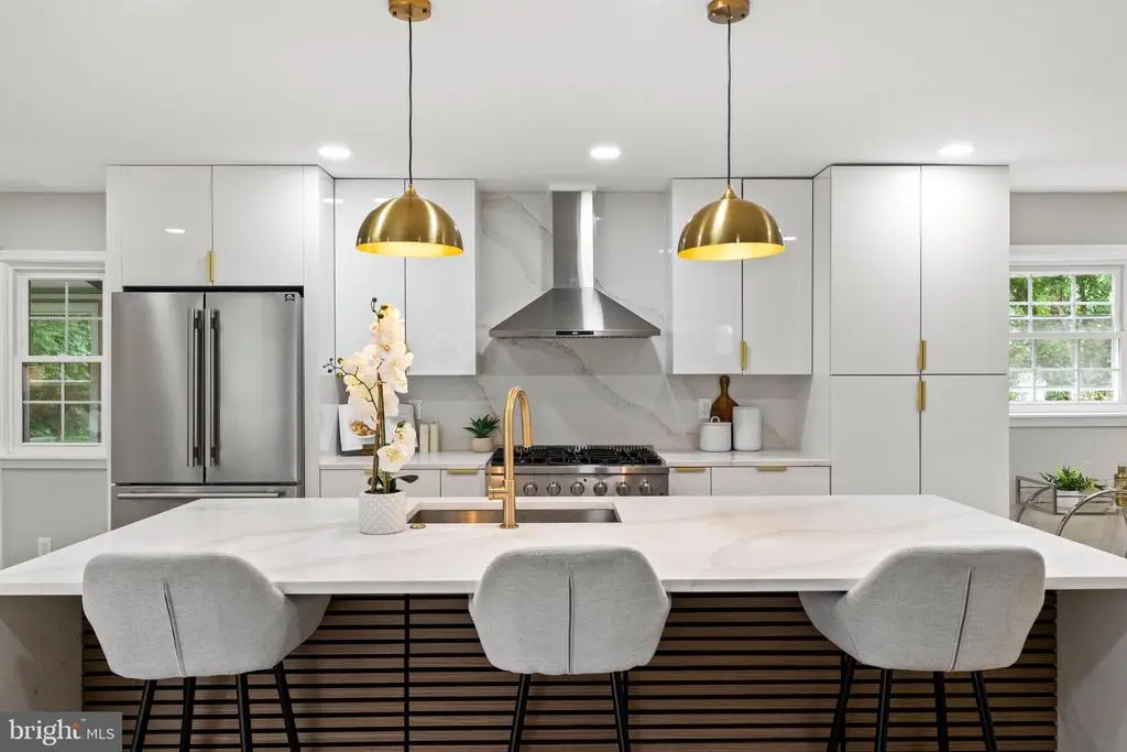 9813 Singleton Dr, Bethesda