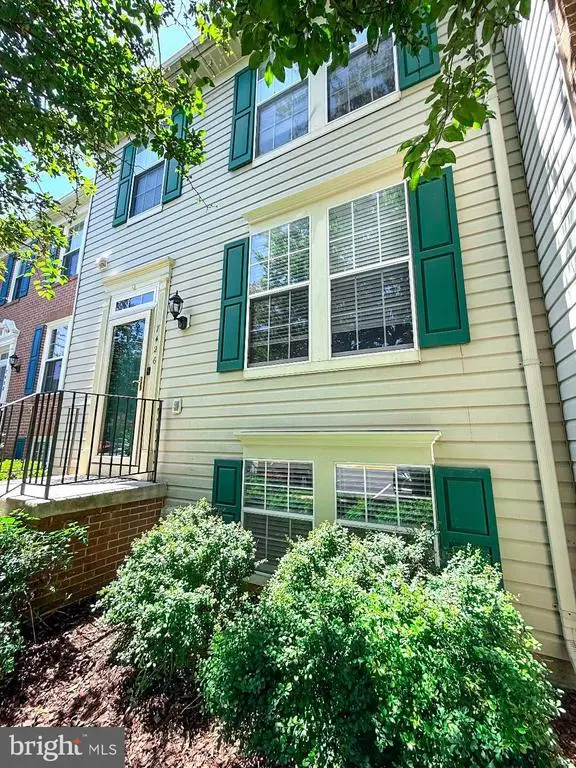 7426 Gadsby Sq, Alexandria