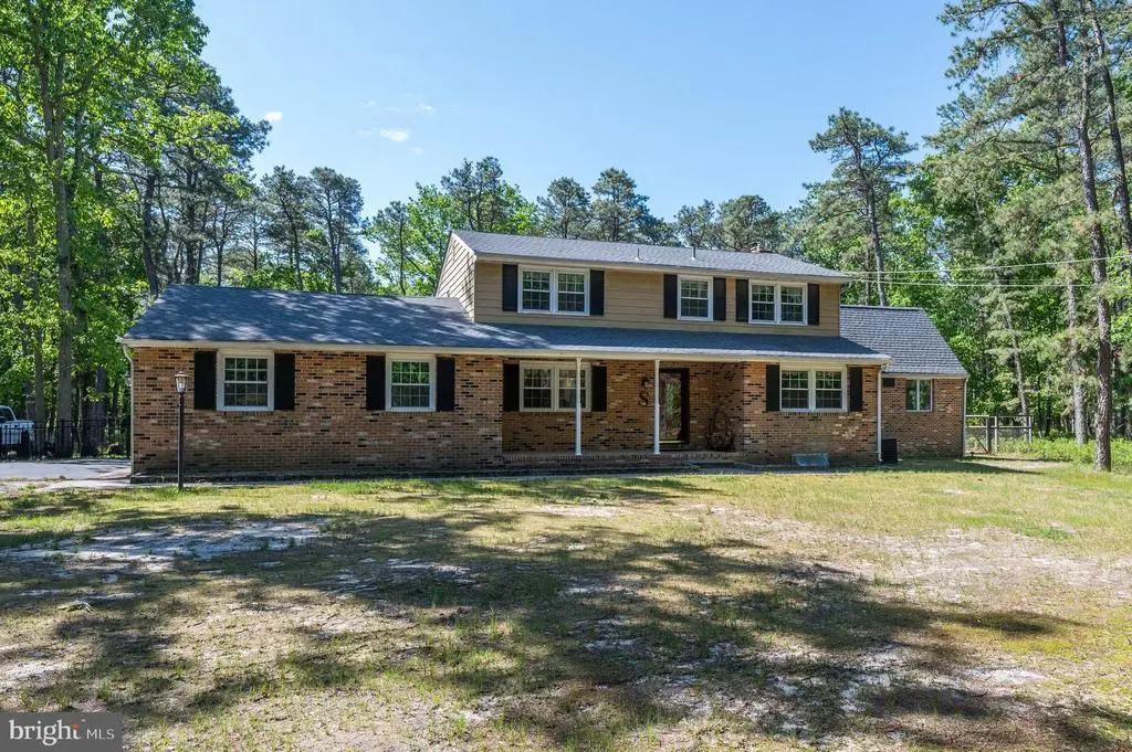 16 Saw Mill Rd, MEDFORD