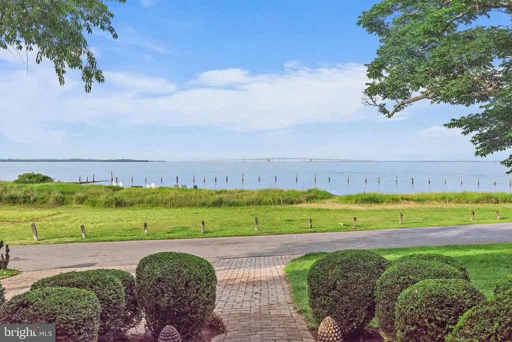 90 River Dr, Annapolis