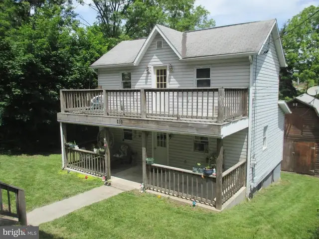 210 E Reynolds St, Cumberland