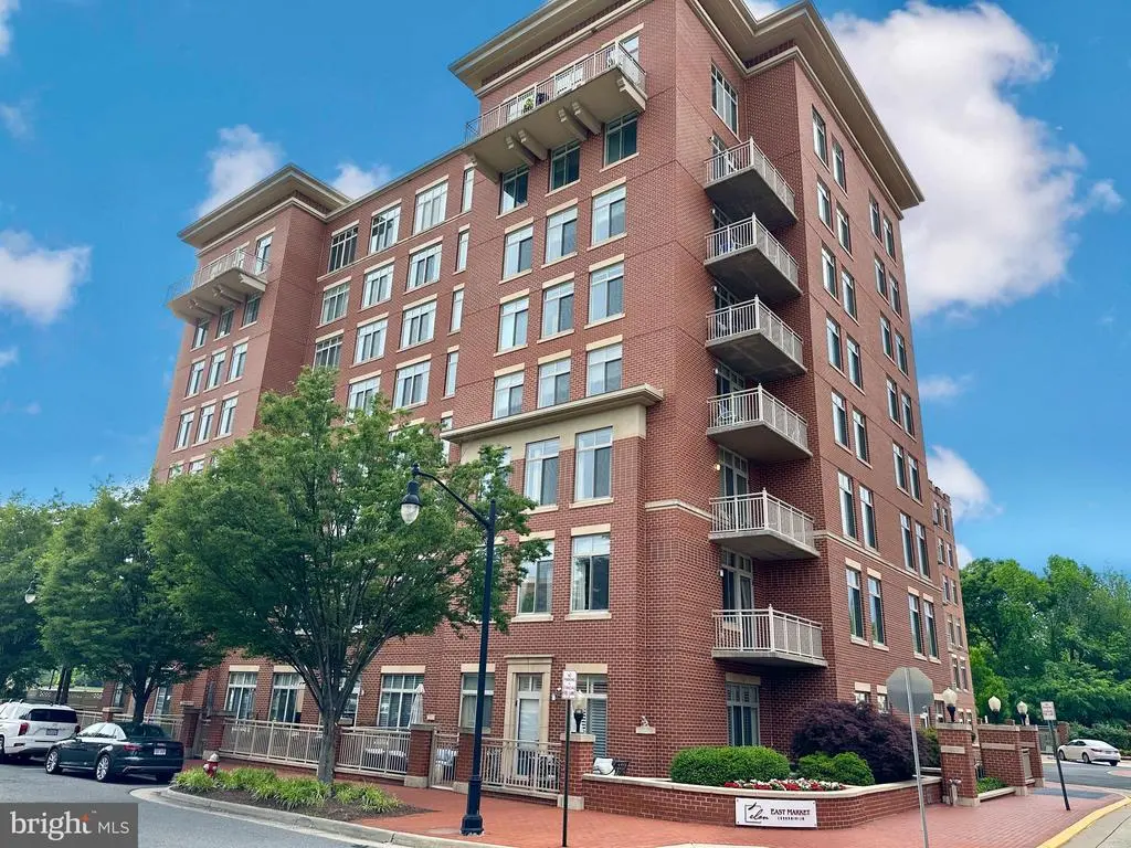 4490 Market Commons Dr #302, FAIRFAX