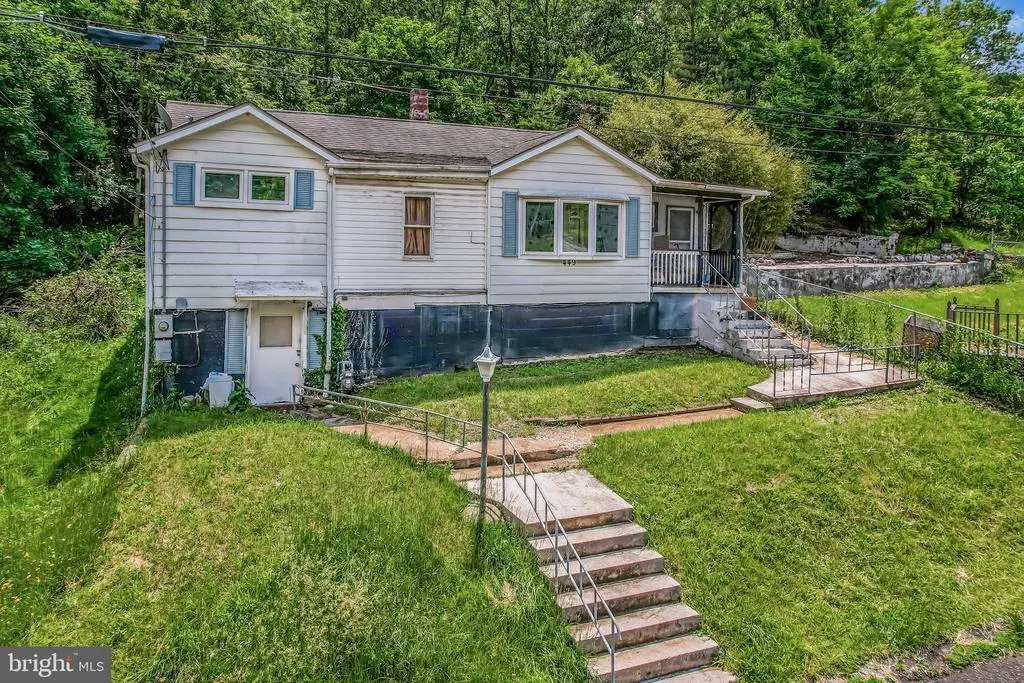 449 Pine Ave, Cumberland