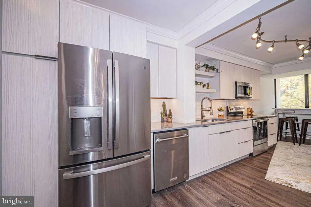 1805 Crystal Dr #403s, ARLINGTON