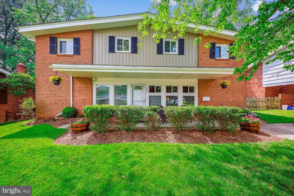 904 Hyde Rd, Silver Spring