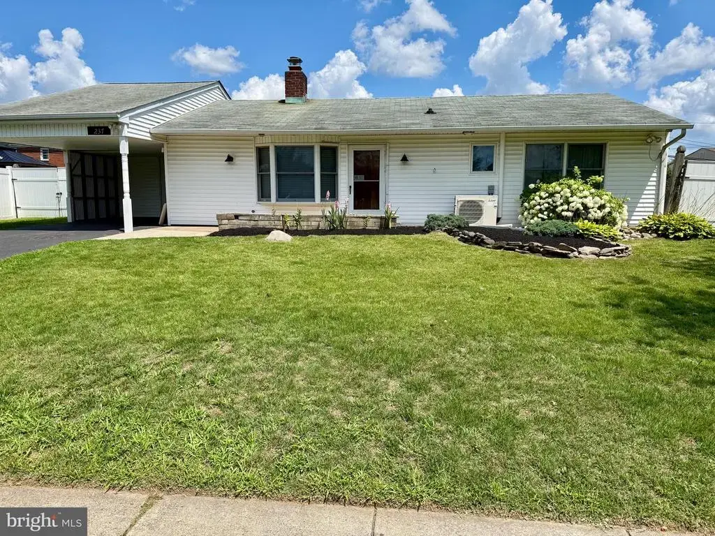 237 Lakeside Dr #n, LEVITTOWN
