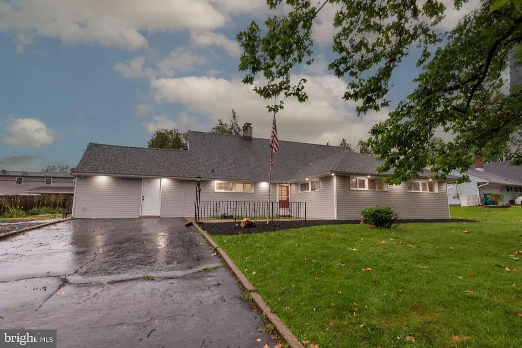 283 Snowball Dr, LEVITTOWN