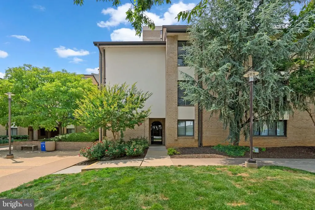 12 Monroe St #12-201, ROCKVILLE