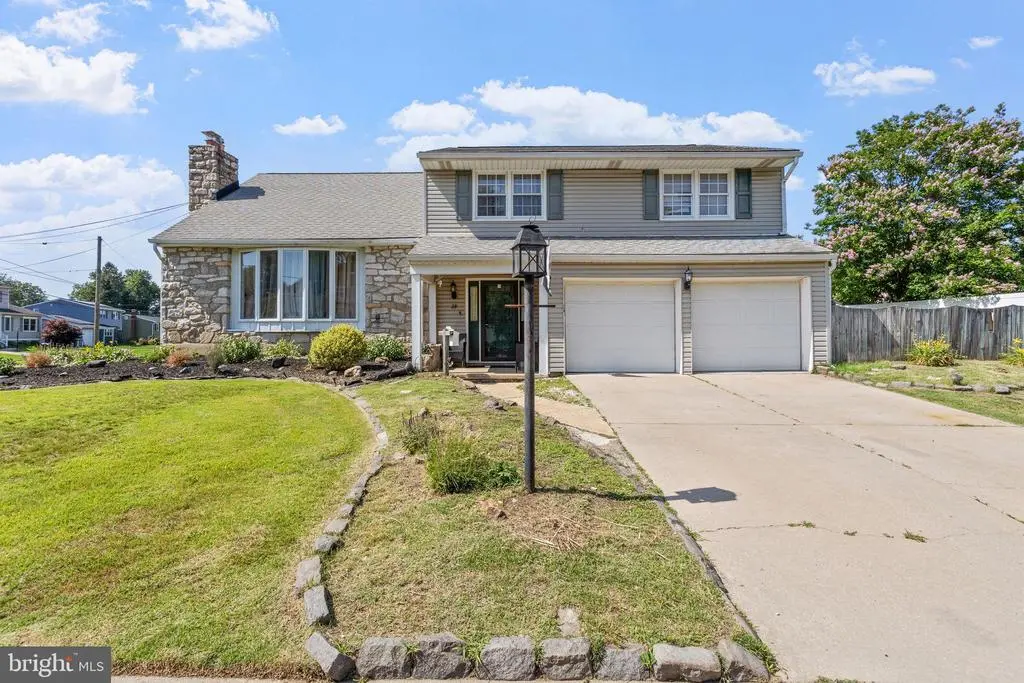 28 Kingsbridge Dr, BURLINGTON