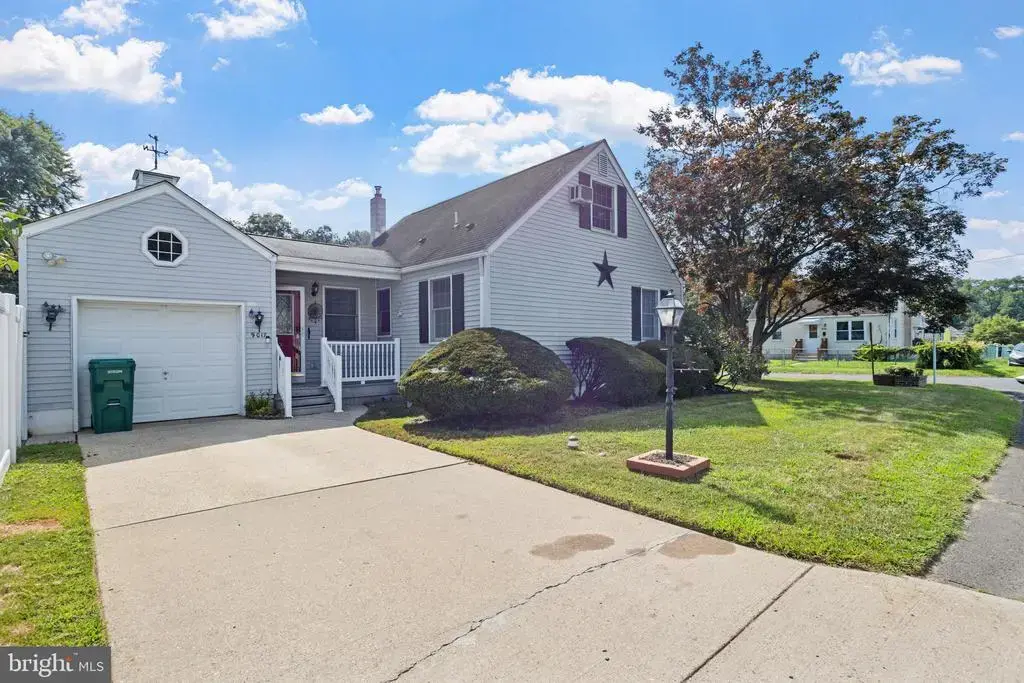 9017 2nd St, LEVITTOWN