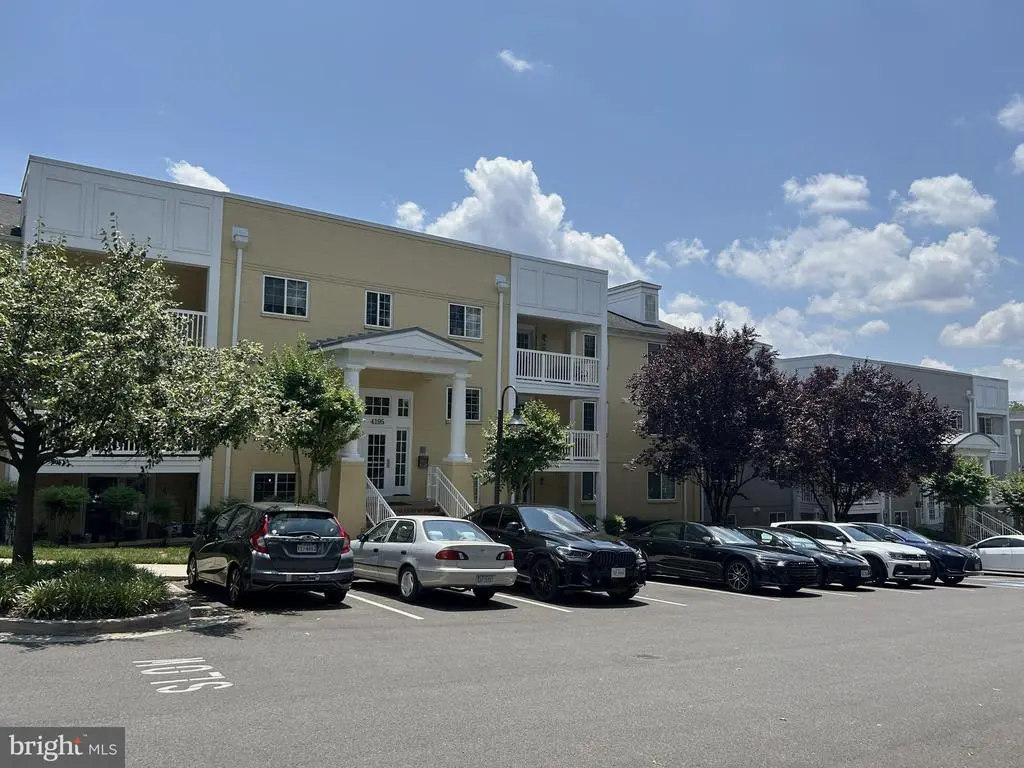 4195 S Four Mile Run Dr #203, ARLINGTON