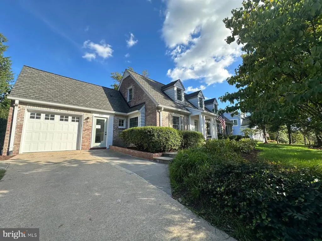 305 Yale Dr, Alexandria