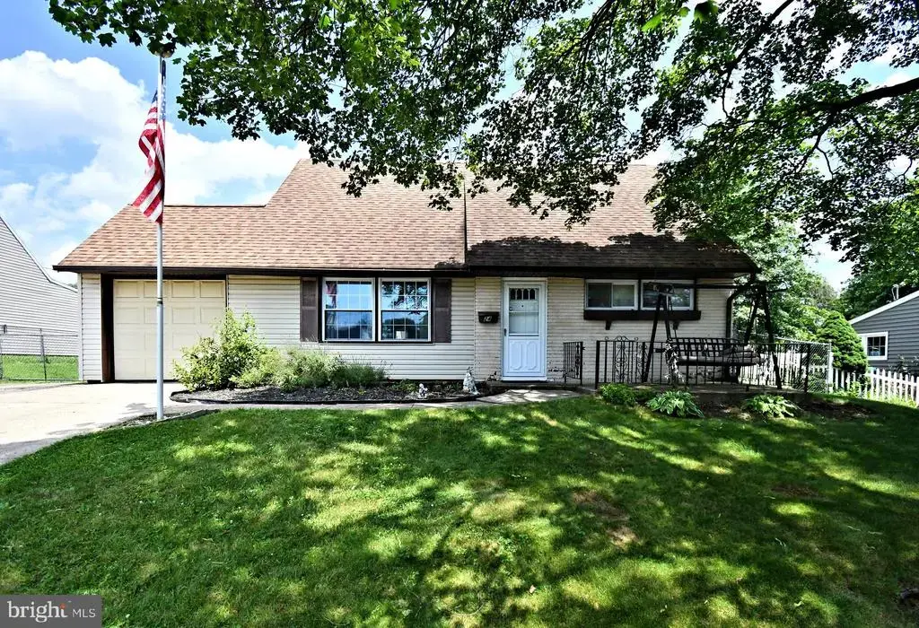 24 Conifer Rd, LEVITTOWN
