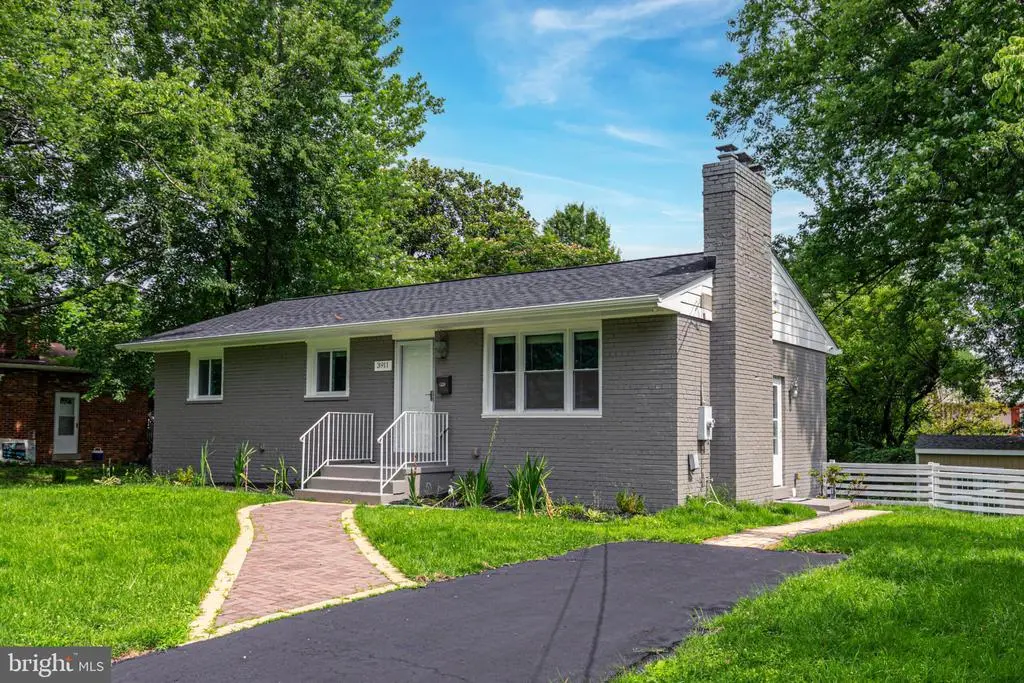 3911 Egan Dr, FAIRFAX