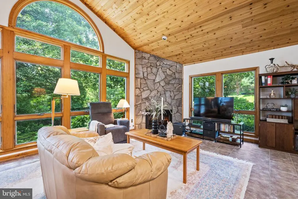 1302 Trinity Dr, Alexandria