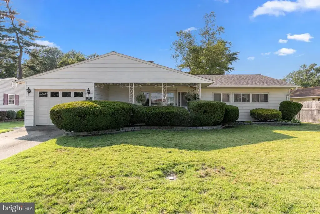87 Oaktree Dr, LEVITTOWN