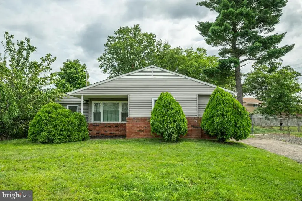 40 Bittersweet Rd, LEVITTOWN