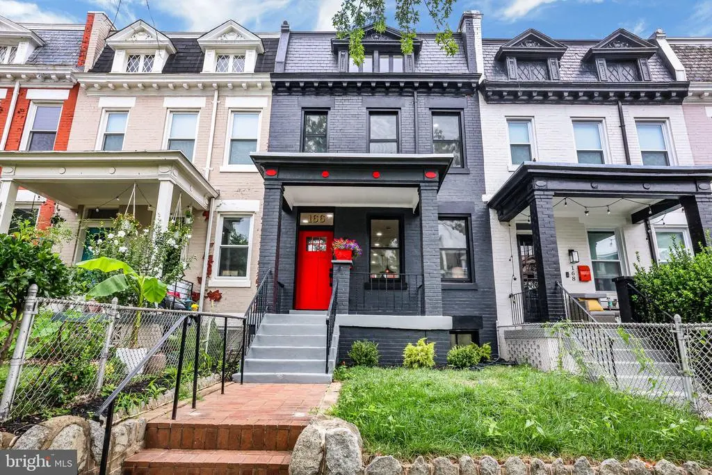 166 Uhland Ter Ne, Washington