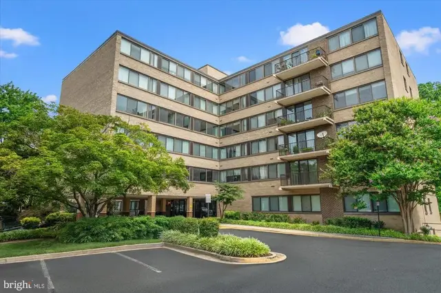 600 Roosevelt Blvd #114, Falls Church