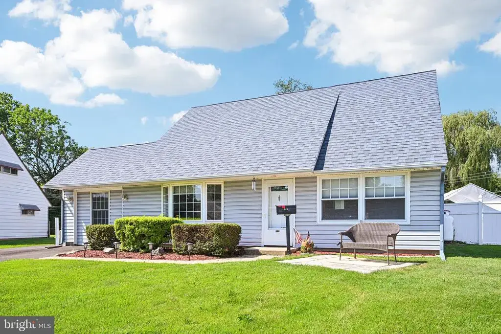 145 Mill Dr, LEVITTOWN