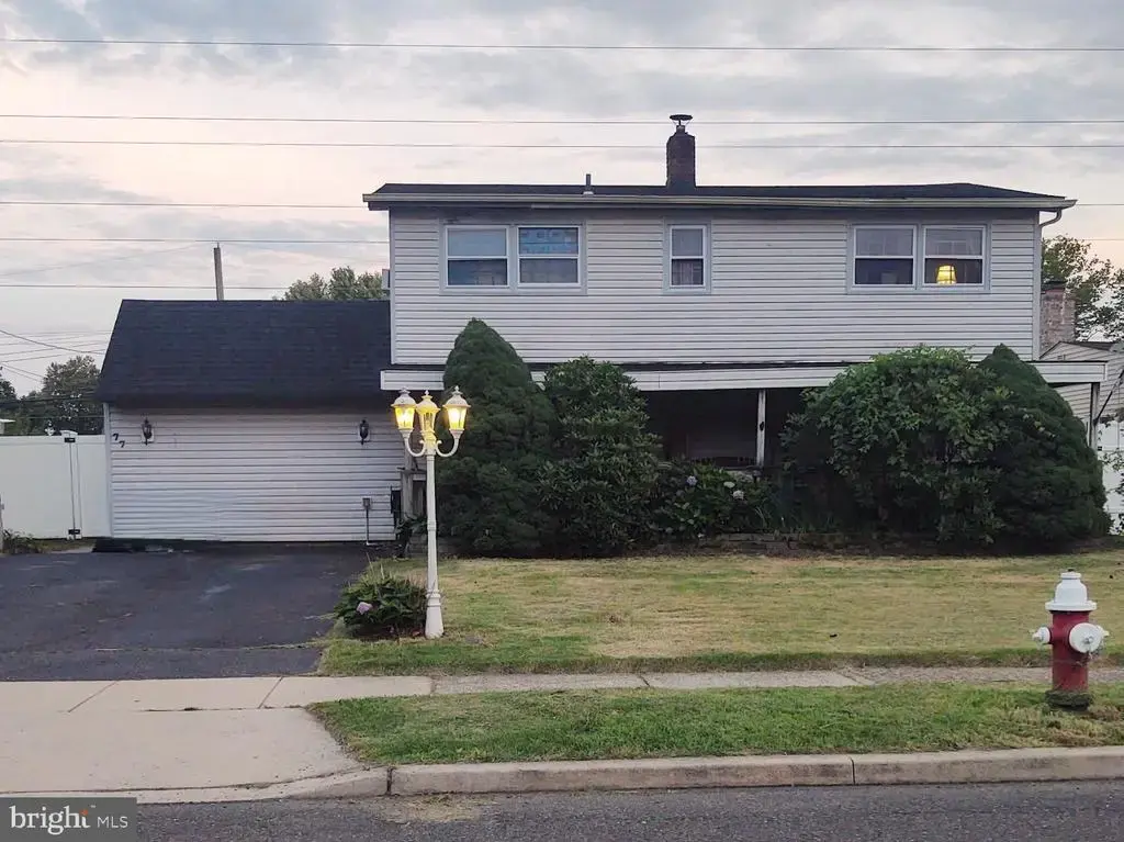 77 New School Ln, LEVITTOWN