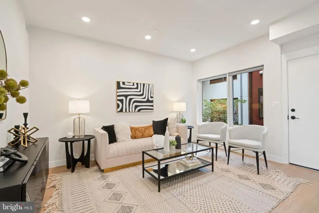 733 8th St Se #202, WASHINGTON