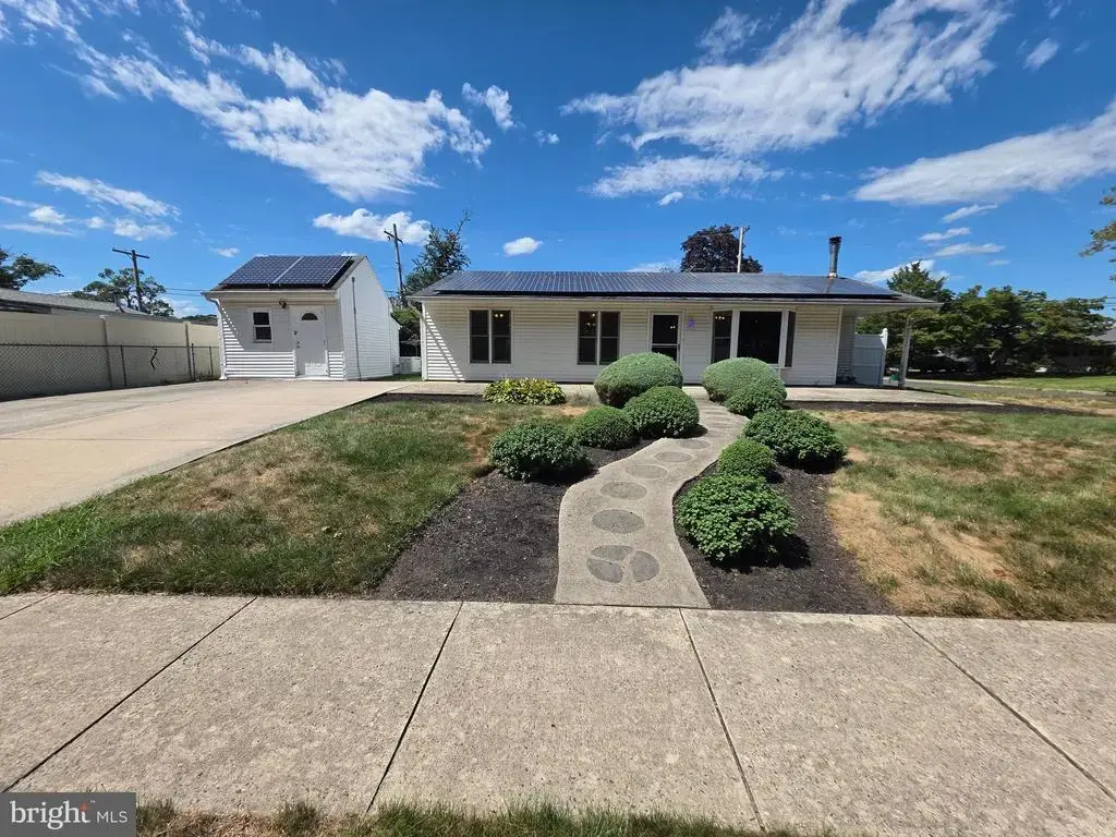 1 Mistletoe Ln, LEVITTOWN
