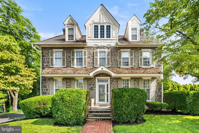 28 W Main St, Elverson