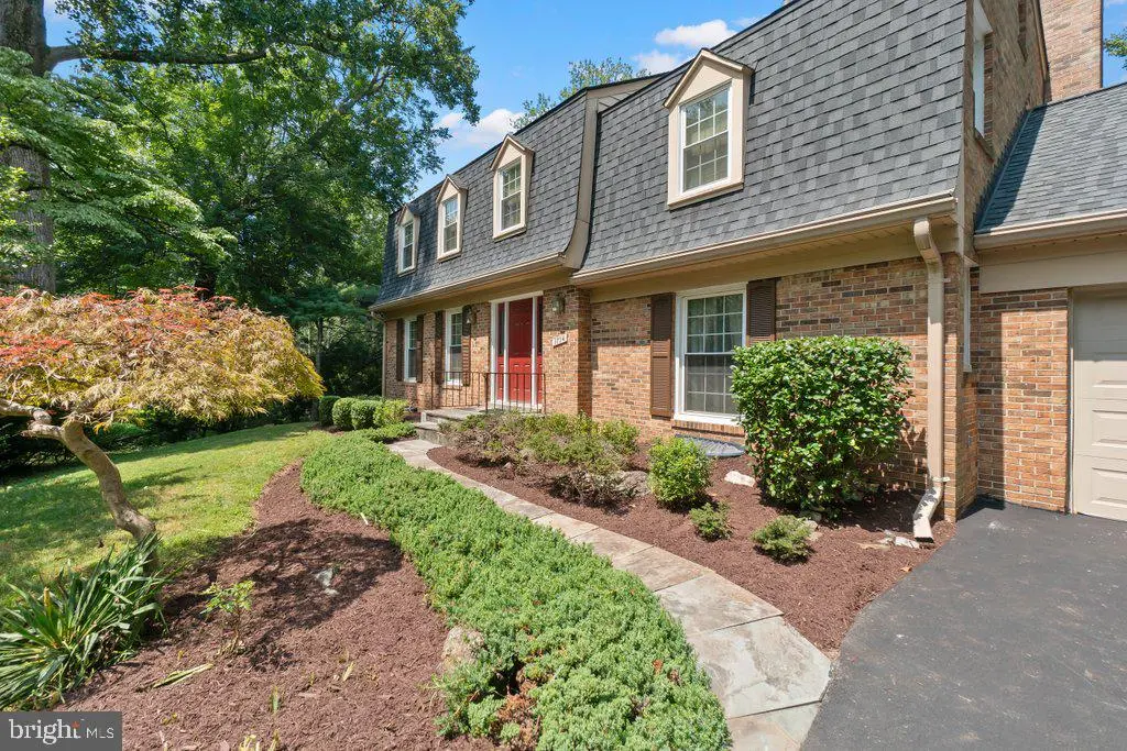 9704 Hall Rd, Potomac