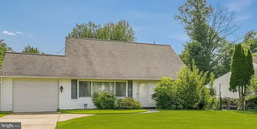 218 Plumbridge Dr, LEVITTOWN