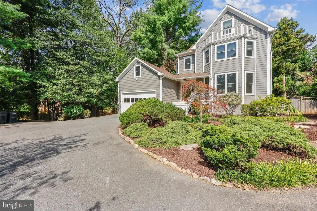 6411 Wilson Ln, BETHESDA