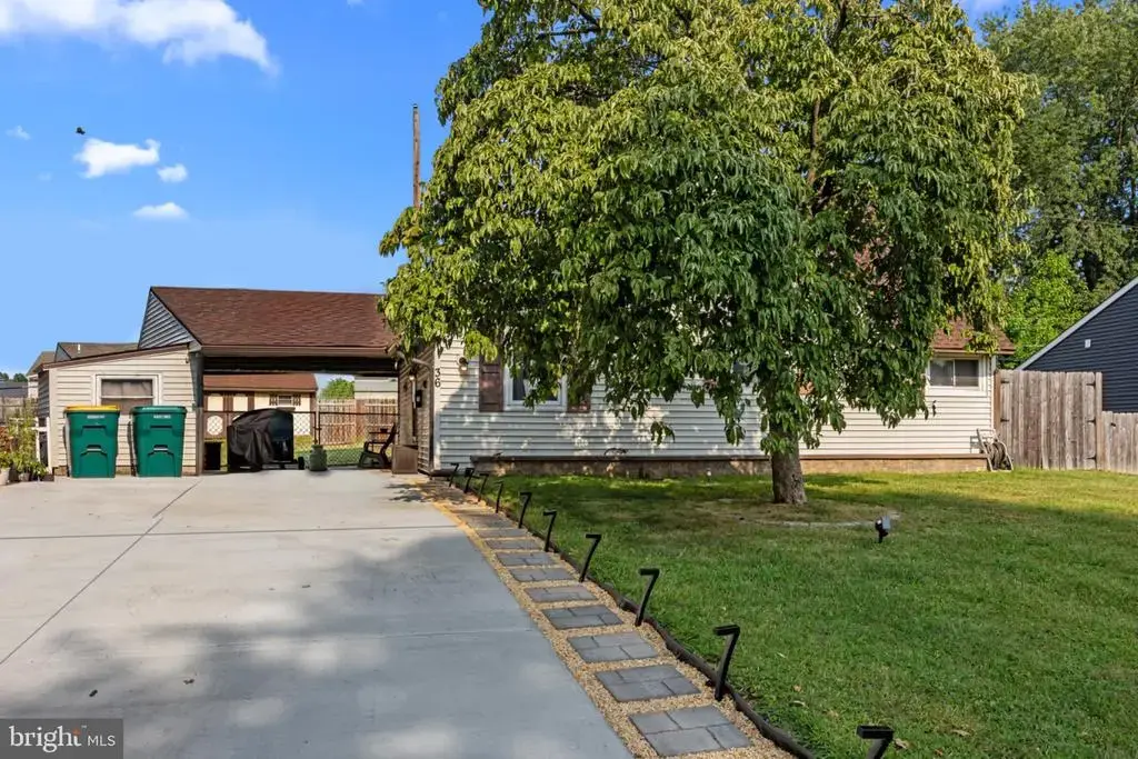 36 Newberry Ln, LEVITTOWN