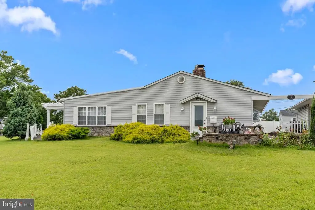 1 Fern Ln, LEVITTOWN