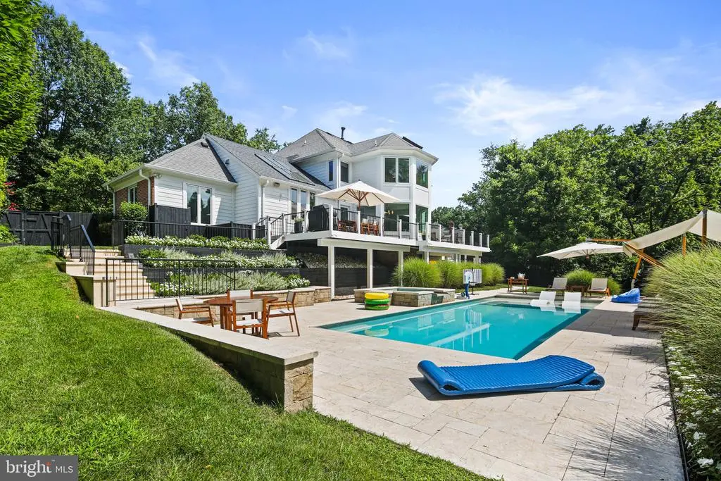 8628 Snowhill Ct, Potomac