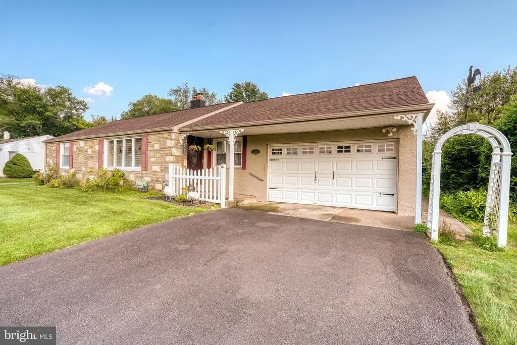 86 Valley Dr, SOUTHAMPTON