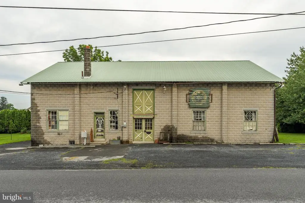 30 S Hershey Ave, Leola