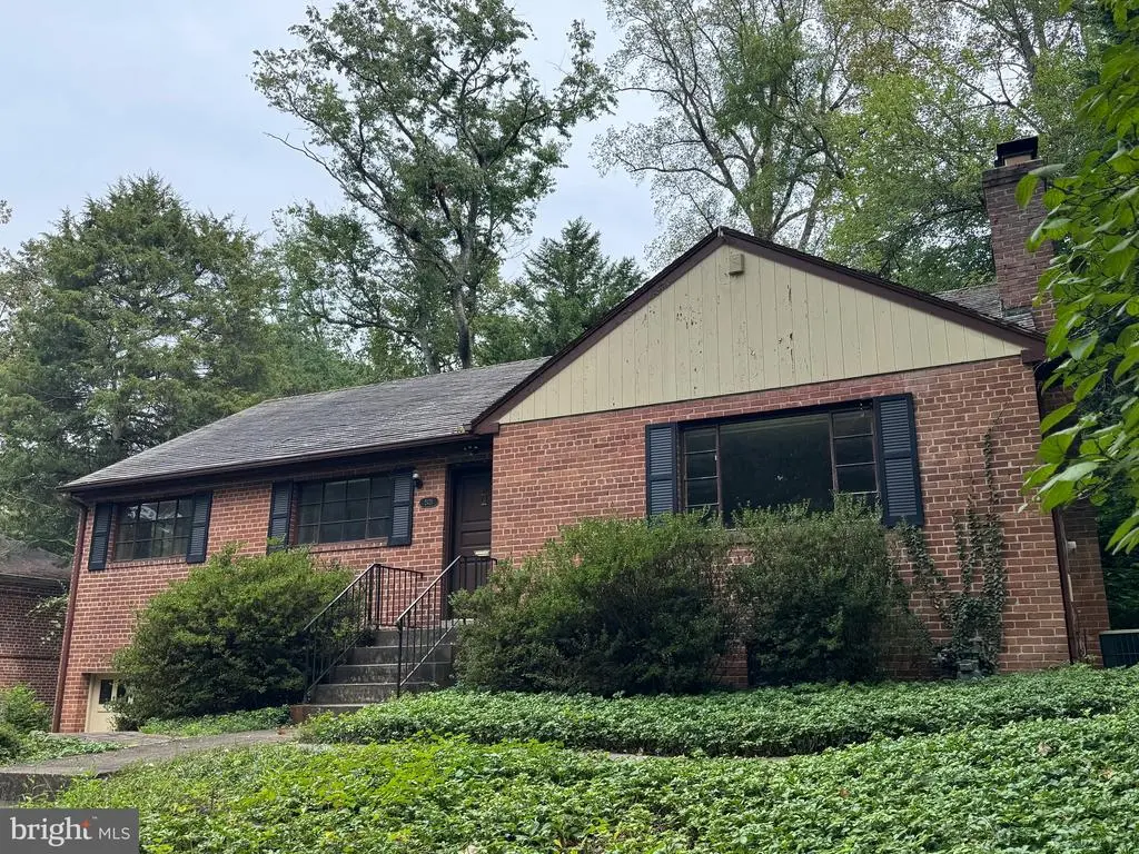 2431 N Taylor St, Arlington