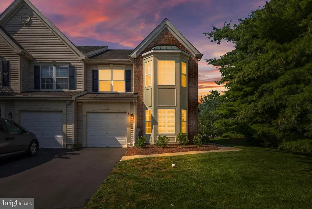 101 Oaktree Ct, Warwick