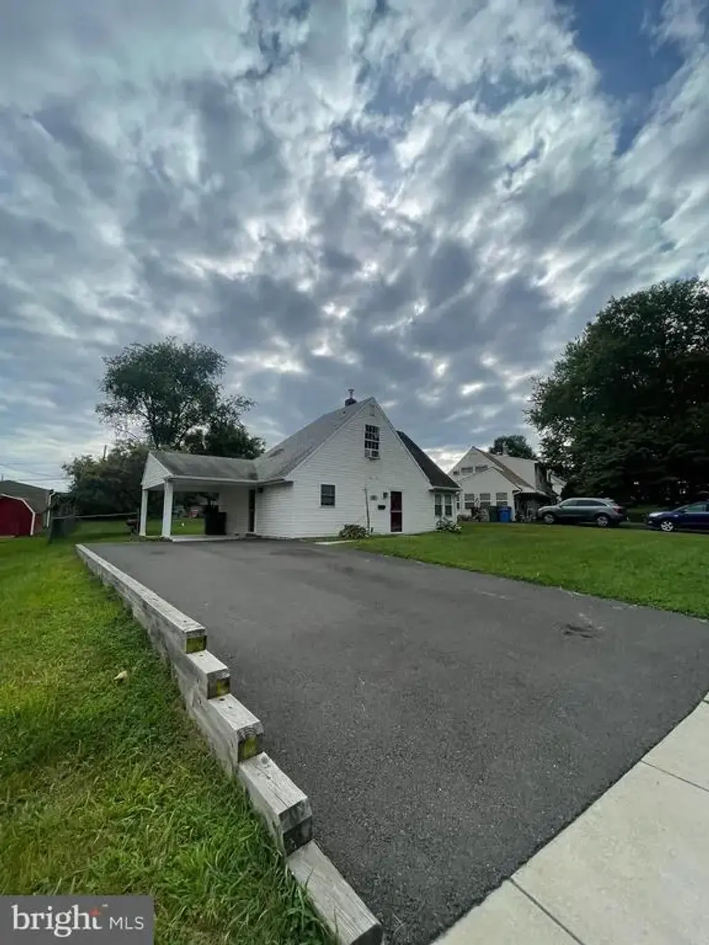 289 Holly Dr, LEVITTOWN
