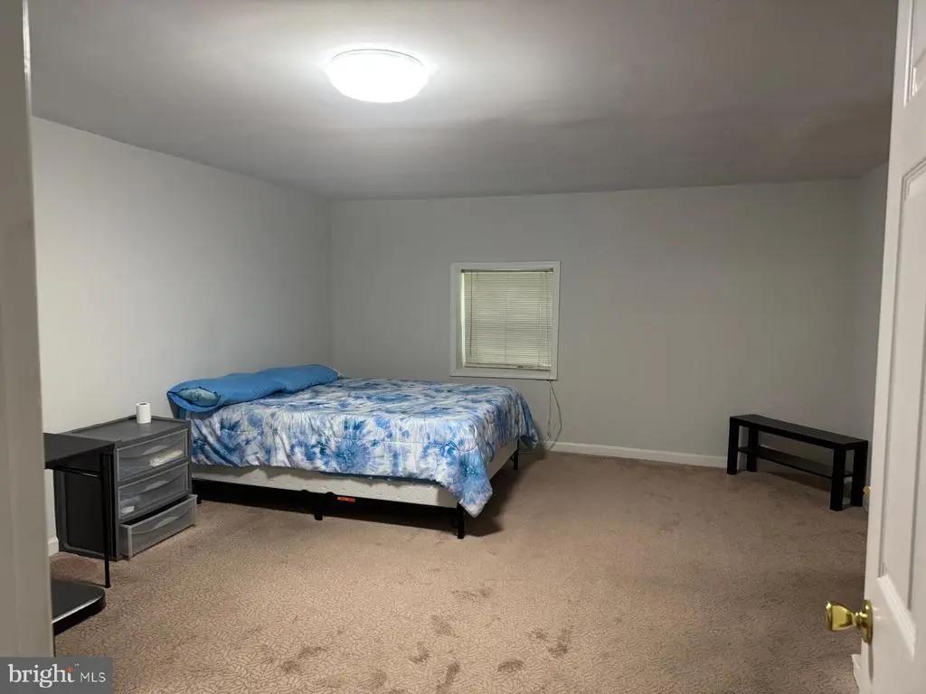 19004 Queen Dr, TRIANGLE