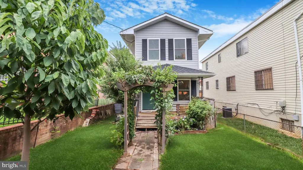 5220 Blaine St Ne, WASHINGTON