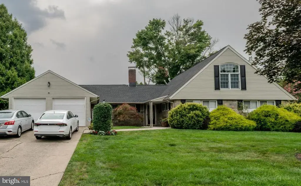 11 Fieldstone Rd, LEVITTOWN