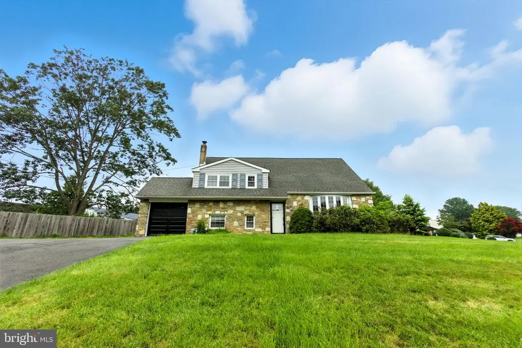 559 Maple Ave, SOUTHAMPTON