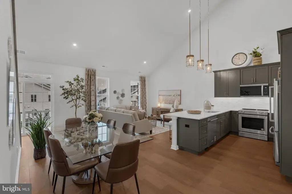 86 Cedar Cir, LEVITTOWN