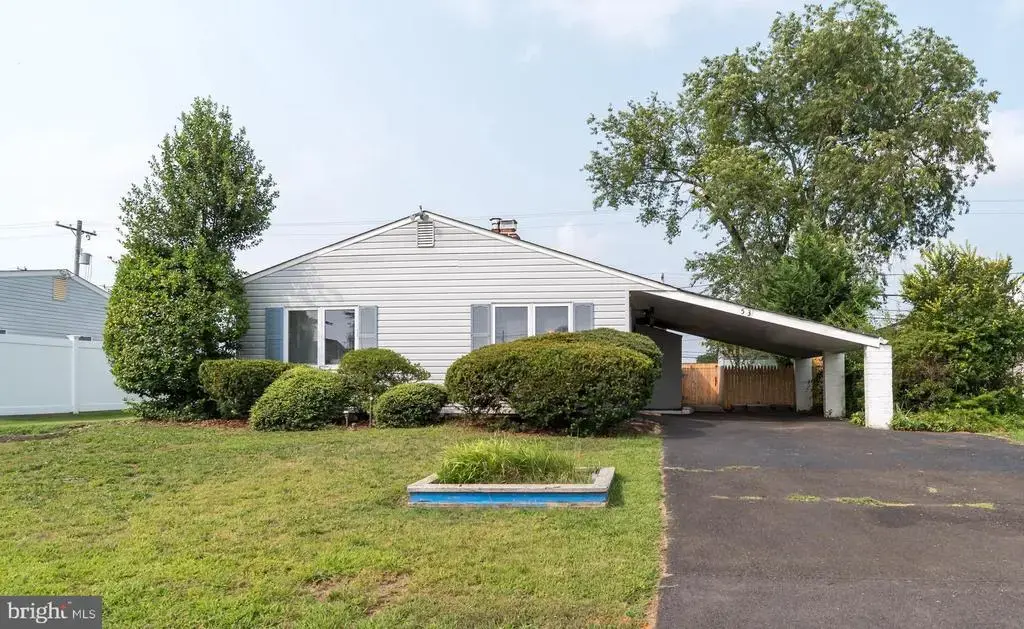 53 Pinewood Dr, LEVITTOWN