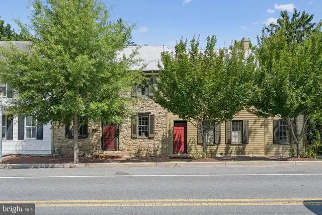 25 W Main St, New Market