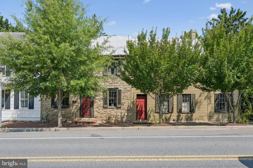 25 W Main St, New Market