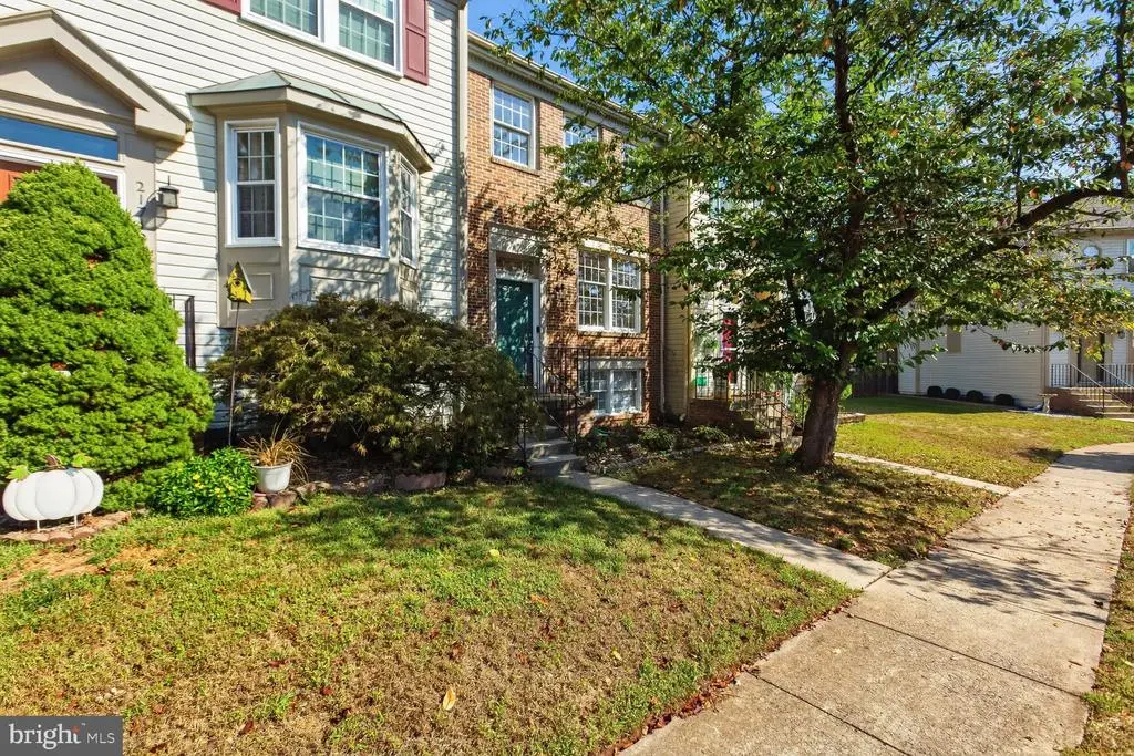 21747 Leatherleaf Cir, STERLING