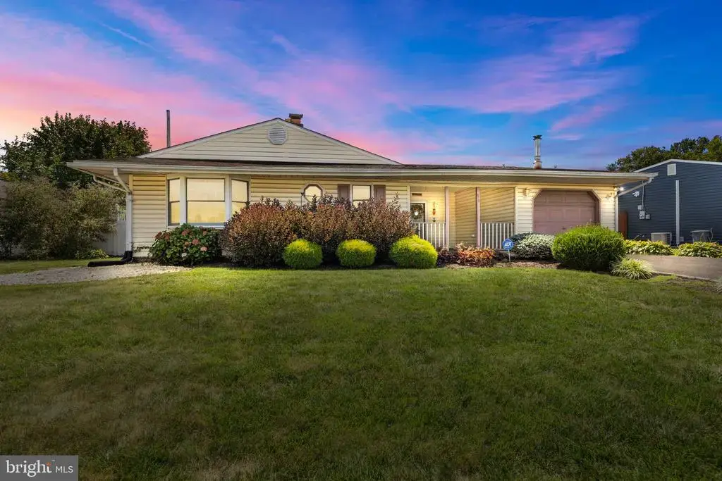 98 Pinewood Dr, LEVITTOWN