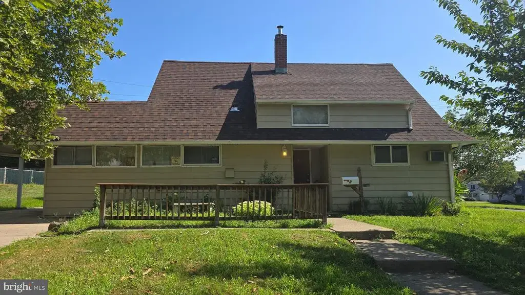 2 Aster Ln, LEVITTOWN